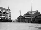 Hälsingborg färjestation. Postvagnen på bilden, SJ Do 1143, byggdes om från Co 1901. Året efter littrerades vagnen DFo2 och den fick tillsammans med systervagnarna 1108 - 1111 bälg i ena änden 1910. I samband med detta littrerades alla vagnarna om till rena postvagnar litt Do1. De gick sedan i trafik på västkustbanan fram till 1938 då de slopades.