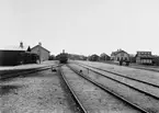 Till vänster. Markaryd Västra station, Skåne - Smålands Järnväg, SSJ. SSJ lok 2.
Till höger. Markaryd station Hässleholm --Markaryd Järnväg, HMJ.