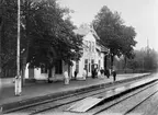 Orrefors station.
Gråvit med vita knutar, lister och foder, gröna fönsterbågar o bruna dörrar. Skylt vit, svart text. Svart tak, röda tegelskorstenar. Staket rött, vit gränd.