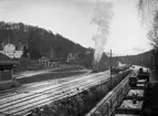 Oskarsström station. Ånglok med godståg. Oskarsströms Sulfitfabrik.