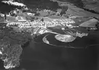 Flygfoto över Öjervik. Byggnaden till höger med skorsten vid vattnet är Öjerviks sågverk och var i drift 1916-1963. Den andra byggnaden vid vattnet med skorsten är Malvikens tegelbruk som var i drift mellan cirka 1906 och 1950.
JP