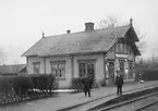 Hökedalen stationshus med personal framför.