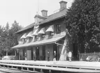 Hedemora stationshus med personal framför.