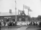 Bälgvikens station, smyckad inför kungligt besök av prins Wilhelm och prinsessan Maria.