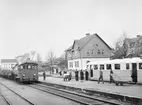Karlskoga stationshus med motorvagn vid plattform.