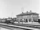 SWB 58.
Stationshus i trä. Arkitekt C Adelsköld. Stationen hade banhall 1866 - 1876.
KUJ Köping - Uttersbergs Järnväg
SWB ,Stockholm - Västerås - Bergslagens Järnväg.