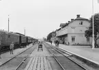 Stationshuset byggdes om 1944-45. Även bangården byggdes då om med breddade plattformar och vissa spår förlängdes. I stationshuset finns järnvägsrestaurang, I och II klass .Stationen byggd 1875, påbyggd 1890 med en våning, bostad för stationsföreståndaren, Lastkaj i sten 1881. 1900 flyttades godsmagasinet från södra till norra sidan av bangården. Nytt godsmagasin 1944. 5-tons bockkran 1931. 1942 tre fristående plattformstak. Gångbro över bangården 1922. Två ställverkshus byggda 1906. Vattenstation och vändskiva 1892. Ny kolbox och elbelysning på bangården 1899. Bygget av vagnverkstaden påbörjades 1917 och av lokverkstaden 1924. Betjäningsbostad byggd 1886. Skyddsrum för 100 personer 1940. Matsalspaviljong inredd på järnvägsrestaurangen 1898