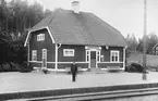 Hållplatsen anlades 1906, moderniserades 1944. Envånings träbyggnad med högt tak .Envånings stationshus i trä. Renoverad 1944. Uthus, godsmagasin. Blev hållplats 1938. Bemannat t 1.12.1955. Vagnslasttrafik t 1.10.1968. Komb. poststation 1906 - 1955