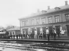 Stationsbyggnad i trä från 1875, brädfodrat 1884 och försett med trapphus mm 1904. Plattformstak vid stationshuset 1937. 1915 utbyggs stationshuset och ilgodsbyggnaden och en gångbro uppförs.