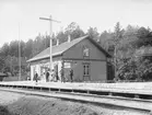 Stationen anlades 1876. 1914 tillbyggdes bagagerummet och vidare tillkom då en bekvämlighetsinrättning. Samtidigt installerades nytt ställverk, som sedan flyttades och ombyggdes 1935. Även bangården byggdes om 1914, den fick då fler och längre spår