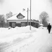 Trafikplats, SWB. Anlades 1902 och stationshuset från samma tid har ej undergått någon större ombygnad .
SWB, Stockholm - Västerås - Bergslagens Järnväg