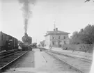 Stationen öppnad för trafik 7 dec 1875. 1939 ombyggdes stationshuset och fick därigenom en modern interiör. 1947 uppfördes nytt godsmagasin. Järnvägsrestaurang 2 o 3 klass .Stationshus i trä från 1874, brädfodrat 1884