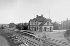 Stationshus i sten byggt 1898. Byggt före andra hus på linjen för att användas som byggnadskontor. Vagnvåg 1898. 1941 byggdes ett skyddsrum för 24 personer .