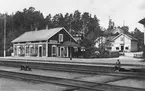 Stationen anlades 1876. 1914 tillbyggdes bagagerummet och vidare tillkom då en bekvämlighetsinrättning. Samtidigt installerades nytt ställverk, som sedan flyttades och ombyggdes 1935. Även bangården byggdes om 1914, den fick då fler och längre spår