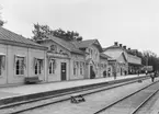 Tillberga station och Hotell.
Stationen byggd 1875, påbyggd 1890 med en våning, bostad för stationsföreståndaren, Lastkaj i sten 1881. 1900 flyttades godsmagasinet från södra till norra sidan av bangården. Nytt godsmagasin 1944. 5-tons bockkran 1931. 1942 tre fristående plattformstak. Gångbro över bangården 1922. Två ställverkshus byggda 1906. Vattenstation och vändskiva 1892. Ny kolbox och elbelysning på bangården 1899. Bygget av vagnverkstaden påbörjades 1917 och av lokverkstaden 1924. Betjäningsbostad byggd 1886. Skyddsrum för 100 personer 1940. Matsalspaviljong inredd på järnvägsrestaurangen 1898