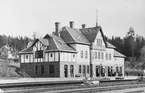 Första stationshuset togs i bruk 1876. Nytt stationshus byggdes 1900. Samma år byggdes bangården ut till sju spår