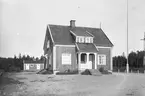 Vid Lenhovda station.
Station anlagd 1922. Envånings stationshus i trä, byggt i vinkel. Tjänstelokal och lägenhet renoverades 1944, samtidigt tillbyggdes magasinet