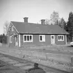 Hette före 1/10 1913 HELLINGE / HÄLLINGE. Hållplats anlagd 1885. Envånings stationshus i trä, restaurerad 1943. Mekanisk växelförregling