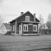 Hållplats anlagd 1906. Envånings stationshus i trä, renoverad 1945