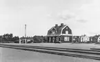 Trafikplats anlagd 1915. Tvåvånings stationshus i trä .Stationshuset kvar år 1995 som museum med bl a två uppställda EÖJ-vagnar. 
EÖJ,Eksjö - Österbymo Järnväg

E.E.E, Tranås