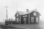 Förest: Edv. Pilblad med fru Ina
Gamla Stationsg. 4, Nybro
Hållplats anlagd 1905. Envånings stationshus i trä, byggt i vinkel