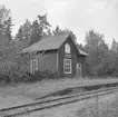 Hållplats anlagd 1905. Envånings stationshus i trä, byggt i vinkel