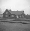Station anlagd 1922. Envånings stationshus i trä, byggt i vinkel. Tjänstelokal och lägenhet renoverades 1944, samtidigt tillbyggdes magasinet