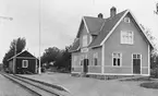 Station anlagd 1912. En- och enhalvvånings stationshus i trä. Mekanisk växelförregling