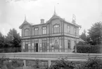 KBJ ,Kalmar - Berga Järnväg
Station anlagd 1897. Tvåvånings stationshus i trä. Moderniserat 1945. Pressbyrån har kiosk vid stationshuset. Mekanisk växelförregling