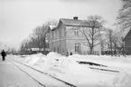 Station anlagd 1897. Tvåvånings stationshus i trä. Moderniserat 1945. Pressbyrån har kiosk vid stationshuset. Mekanisk växelförregling