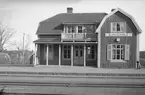 Station anlagd 1897. En- och enhalvvånings stationshus i trä, byggt i vinkel.