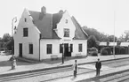 Station anlagd 1899. Stationshuset nybyggdes efter en eldsvåda 1913. Putsat stationshus i en och en halv våning. Moderniserat 1942-43.