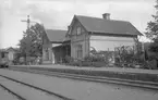 Trafikplats anlagd 1899. Envånings stationsbyggnad i trä, med två gavlar mot banan
