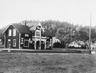 Station öppnad 27.9.1894. Stationshus med två våningar i trä. Nedlagd 31.10.1959. Stationshuset kvar 1988, men kraftigt ombyggt. När VbÄJ anslöt 1911 uppfördes ett järnvägshotell .Station anlagd 1896. En- och en halvvånings stationshus i trä
FJ , Falkenbergs Järnväg
Röd, vita knutar, lister, foder balkong och stolpverk. Mossgröna dörrar och fönster, svart tak.