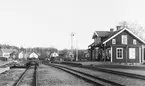 Station öppnad 23.12.1896. En- och en halvvånings stationshus i trä. Lokstall och vändskiva flyttad hit 1896 från Fridhemsberg. Fram till 1909 fanns poststationen i stationen. 1926 byggdes stationshuset om med bl a två nya övernattningsrum för lokpersonal. Stationen nedlagd 30.4.1961. Lokstallet borta och stationshuset ombyggt till kiosk 1988
FJ ,Falkenbergs Järnväg