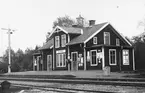 Station öppnad 23.12.1896. En- och en halvvånings stationshus i trä. Lokstall och vändskiva flyttad hit 1896 från Fridhemsberg. Fram till 1909 fanns poststationen i stationen. 1926 byggdes stationshuset om med bl a två nya övernattningsrum för lokpersonal. Stationen nedlagd 30.4.1961. Lokstallet borta och stationshuset ombyggt till kiosk 1988
FJ ,Falkenbergs Järnväg