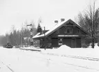 Stationen anlades 1895. Stationshuset , en och en halv våning i trä, restaurerades fullständigt 1949. Pressbyråkiosk 
Röd med gulbruna lister och foder, mittlisten under taket mörkbrun. Dörrarna mörkbruna, gröna fönster. Skylt vit m. svart text. Tegelskorsten. Semafor nedifrån = vit, röd, vit, röd osv röd och vit arm.