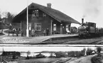 ULB 2
ULB ,Uddevalla - Lelångenbanan 
Namnet var till 1.10.1913 IVÄG .Trafikplatsen anlades 1895. Liten envånings stationsbyggnad i trä. Bostadslägenheten har senare restaurerats