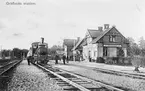 Trafikplats anlagd 1900. Stationshuset brann 1914 och stationen flyttades i samband därmed till dåvarande järnvägsrestaurangens lokaler. I nuvarande skick har stationen varit sedan 1922. En och en halv våning i trä. 1938 omändrades 2 kl väntsal till bostadslägenhet.
VGJ ,Västergötland - Göteborgs Järnväg