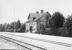 Station anlagd 1899. Stationshus i en och en halv våning i trä. Expeditionslokalerna tillbyggdes 1939
Ljus grå med mörkgrå knutor, lister, foder och fönster. Karmonsitsröda figurer i kanterna. Skylt vit svart text. Dörrar ekfärgade. Rött tegeltak och skorsten.