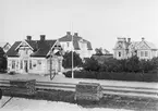 Station anlagd 1900. En och en halv vånings trähus. Mekanisk växelförregling Starkt ljusgul m vita knutar lister och foder, gröna fönster och dörrar. Vita skyltar, svart text. Rött tegeltak och skorsten.