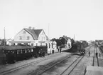 Stationen anlades 1899. Stationshuset tillbyggdes 1916 och vidare utbyggdes bangården samtidigt. Stationshus i en och en halv våning i trä, med två gavlar mitt på huset mot banan.