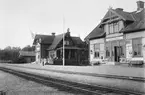 Trafikplats anlagd 1900. Stationshuset brann 1914 och stationen flyttades i samband därmed till dåvarande järnvägsrestaurangens lokaler. I nuvarande skick har stationen varit sedan 1922. En och en halv våning i trä. 1938 omändrades 2 kl väntsal till bostadslägenhet