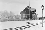 Trafikplats anlagd 1899. Stationshus i en och en halv våning i trä. Moderniserad 1939 och renoverad 1949