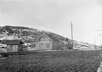 En och en halvvånings stationshus i trä med två mindre gavlar mot banan. 1937-38 reparerades väntsal och expedition och utfördes en tillbyggnad för bostad.