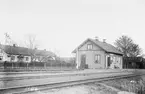 Trafikplats anlagd 1874. Stationshus i en våning i trä