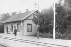 Vinninga , Stationen anlades 1874. Stationshuset, nu tvåvånings putsat, påbyggdes en våning 1920 och expeditionslokalen moderniserades 1940