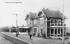 Trafikplats anlagd 1902-03. Byggnaden utökades med en tillbyggnad 1914-15 och renoverades 1944. Tvåvånings träbyggnad med två gavlar mot banan .
SAJ, Skövde - Axvalls Järnväg