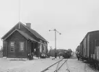 Tarsta station och ett godståg.