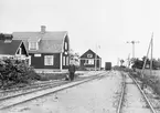 Bjälbo järnvägsstation. Personal med hund på spåret.